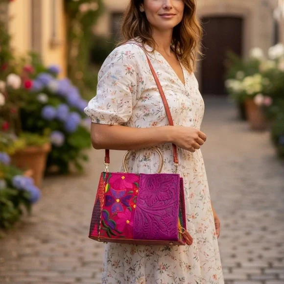 Elegant Floral Embossed Handbag - Picture 3 of 7